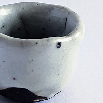 おちょこ（美濃焼のぐい呑み）　白黒な炭化志野のぐいのみ　　日本酒が美味しい陶器の酒器の画像