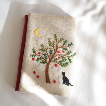 「月夜の猫・赤い実」手刺繍ブックカバー・文庫本サイズの画像