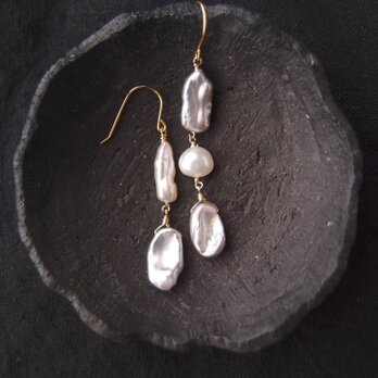 【K14gf】 Baby Baroque Pearl Asymmetry Earrings／バロックパールピアス（Gray）の画像