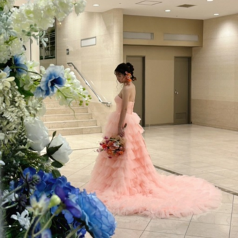 実例写真！カラードレス ピンク ベアトップ プリーツドレス 柔らかく重ねたチュールスカート 可愛い 花嫁の画像