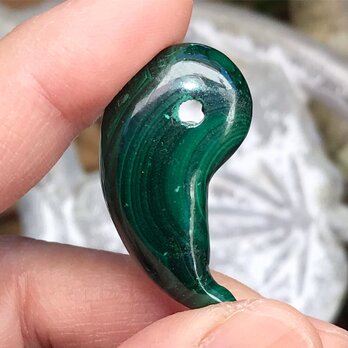 マラカイト　勾玉　ペンダントトップ　チャーム　握り石　天然石　アクセサリー　素材の画像