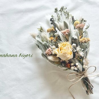 ラムズイヤーと薔薇のスワッグ･ブーケの画像