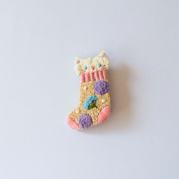 ［受注制作］ネコ㏌靴下 刺繍ブローチ（white cat）の画像