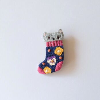 ［受注制作］ネコ㏌靴下 刺繍ブローチ（gray cat）の画像