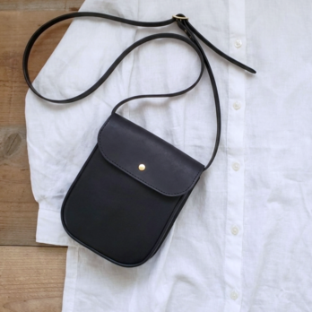 ちょっぴりレトロな革ポシェット（ブラック）