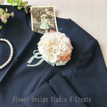 結婚式・卒業式・入学♡清楚な白いダリアのコサージュ　コサージュ　入学式　卒業式　入園式　卒園式　造花　オフ白　ダリア リボンの画像