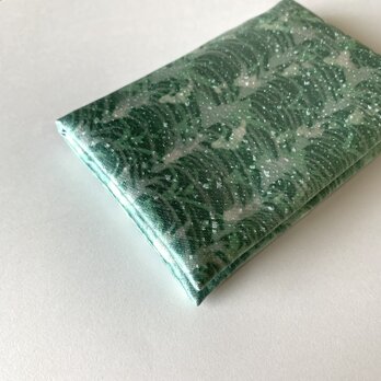 絹手染カード入れ（縦波・グレー薄緑光沢）の画像