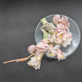 ブローチ八重桜と野すみれ（桜色）B157の画像