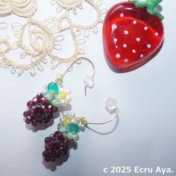 *Fragaria*ガーネットの大人苺のピアスの画像