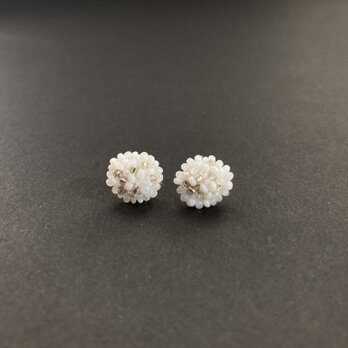 ◆ join ◆ヴィンテージビーズの小さなピアス snowの画像