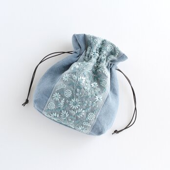 リネンとインド刺繍リボンのマチのある巾着ポーチ 　くすみブルー