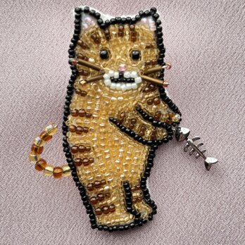 トラ猫のブローチの画像
