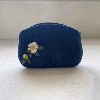 羊毛刺繍フェルトポーチ/  白椿の画像