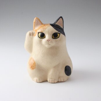 右手をあげた招き猫の置物の画像