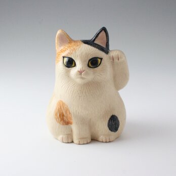 左手をあげた招き猫の置物の画像