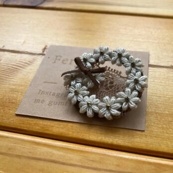 刺繍糸で編む 小さな白い花のbroochの画像