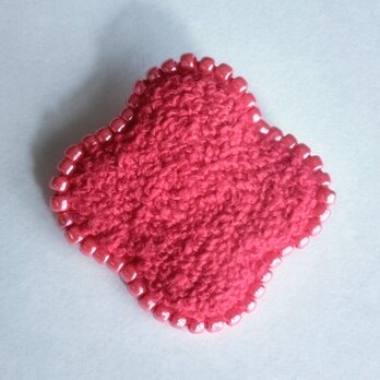ビーズで囲まれたもこもこ赤いお花の刺繍ブローチの画像