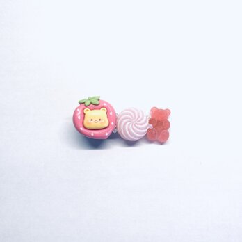 お菓子とクマのヘアピンの画像