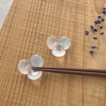 ガラスの箸置／水の花・水色の画像