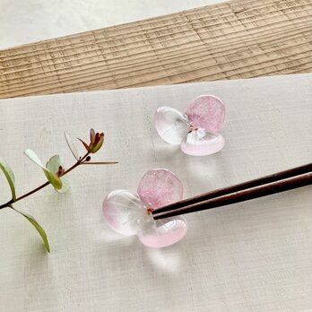 ガラスの箸置／水の花・つつじ色の画像