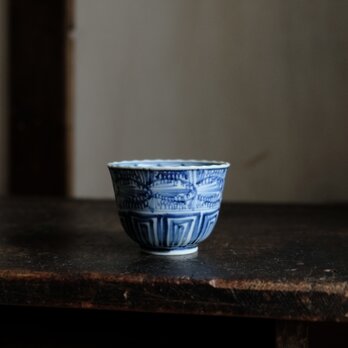 上品なサイズ感◆青で素敵。伊万里　微塵子柄染付猪口　向付　湯呑み　骨董/antiques 　古美術　江戸末期の画像