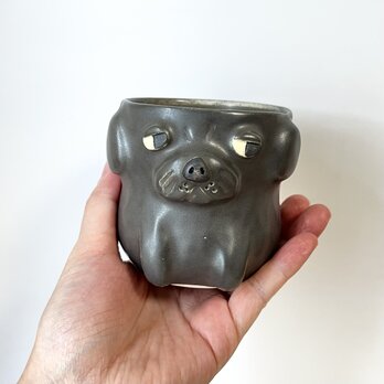 黒パグのカップの画像