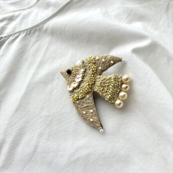 "fuyu no hidamari"  冬の陽だまり　 草木染め糸〈よもぎ〉を使った鳥刺繍ブローチの画像