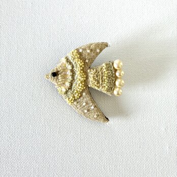 "fuyu no hidamari"  冬の陽だまり　 草木染め糸〈よもぎ〉を使った鳥刺繍ブローチ