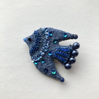 'hana mau aoiyoru  "花舞う青い夜をまとう鳥　刺繍ブローチの画像