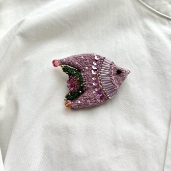 "rengesou color bird''蓮華色をまとう鳥さん　オーガニックウール糸を使った鳥刺繍ブローチの画像