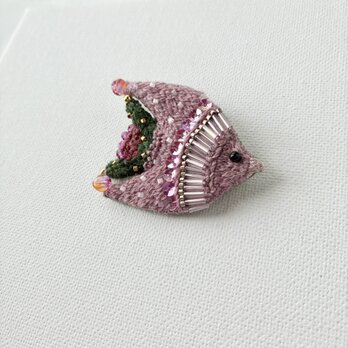 "rengesou color bird''蓮華色をまとう鳥さん　オーガニックウール糸を使った鳥刺繍ブローチ