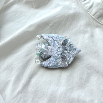 "yukinohara" 雪の原を舞う鳥さん　刺繍鳥ブローチの画像