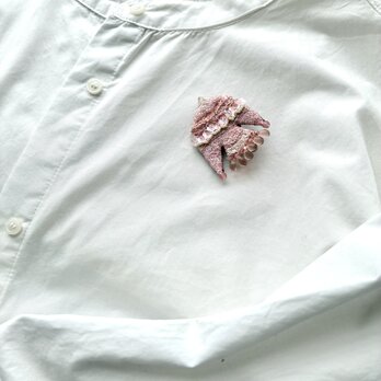 "coral pink flower bird "春を到来を喜ぶ花鳥 草木染め糸を使った刺繍ブローチ　の画像