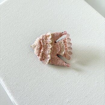 "coral pink flower bird "春を到来を喜ぶ花鳥 草木染め糸を使った刺繍ブローチ　