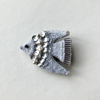 "sky gray "シンプルで優しいグレーをまとう鳥さん　刺繍ブローチの画像