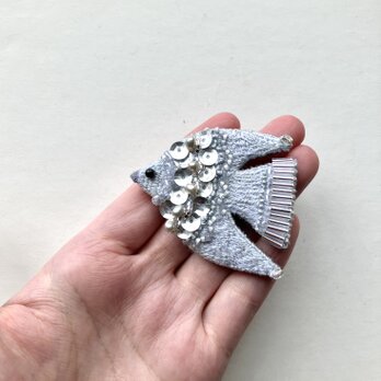 "sky gray "シンプルで優しいグレーをまとう鳥さん　刺繍ブローチ