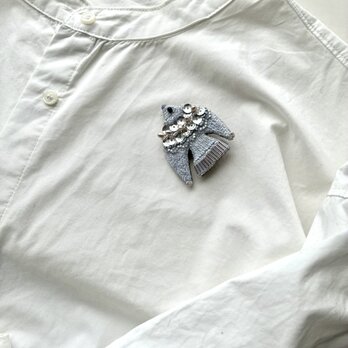 "sky gray "シンプルで優しいグレーをまとう鳥さん　刺繍ブローチの画像