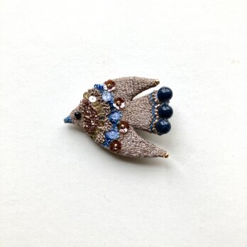 "自然の色合いと時を感じる"草木染め糸を使った刺繍鳥ブローチの画像