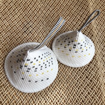 刺し子織り生地の鍋つかみ_草木染め糸刺繍_ドット柄_大小2個セットの画像