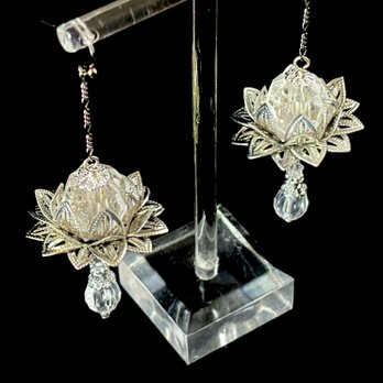 ピアス　シルバーの蓮の花　大ぶり　大振り　クリア　透明　涼しげ　夏　和風　アジアン　イヤリング交換可の画像