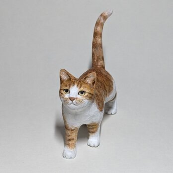 木彫り猫〈歩く(茶白)〉の画像