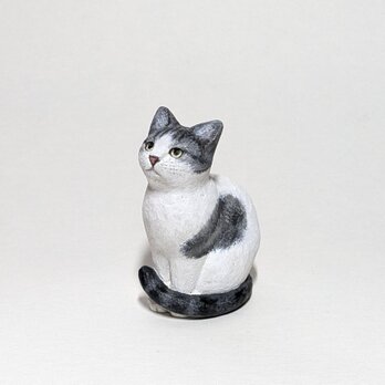 小さな木彫り猫〈おすわり(サバ白)〉の画像