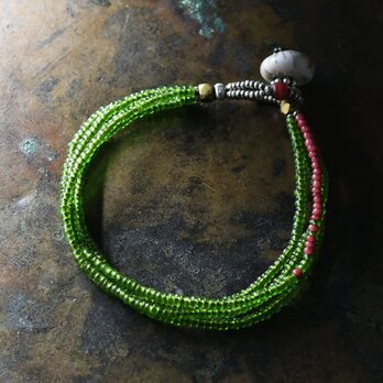 アンティークグリーンシードビーズと金赤ホワイトハーツの4連ブレス（貝留め金）