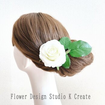 白い薔薇と葉っぱの髪飾り　髪飾り　ホワイト　バラ　薔薇　ローズ　花径8cm　フラメンコ　白　ダンス　入学式　卒業式　袴　成人式の画像
