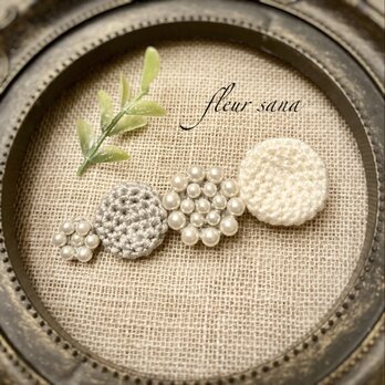 stick brooch  シルキーパールとクロッシェのスティックブローチ  grayishの画像