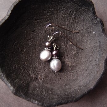 Gray × Navy Pearl Mini Earrings／バイカラーパール ミニピアスの画像