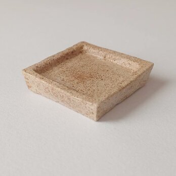 ハムスターの餌入れ ふちの浅い陶器のお皿（スクエア型豆皿）の画像