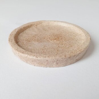 ハムスターの餌入れ ふちの浅い陶器のお皿（丸型豆皿）の画像
