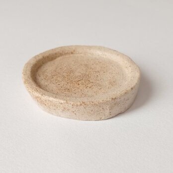 ハムスターの餌入れ ふちの浅い陶器のお皿（丸型豆皿）の画像