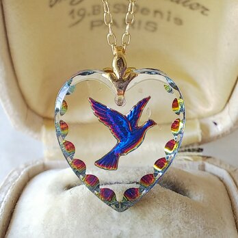 ヴィンテージ　羽ばたくオーロラBird（20×18㎜）Heart　ネックレスの画像